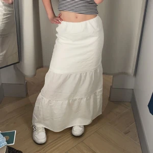 Långkjol  - Super fin vit lång kjol från hm i storlek xs/xxs💓