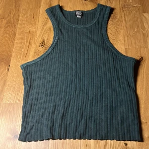 Urban Outfitters linne - Kort linne från Urban Outfitters i fint skick. Storlek: XS