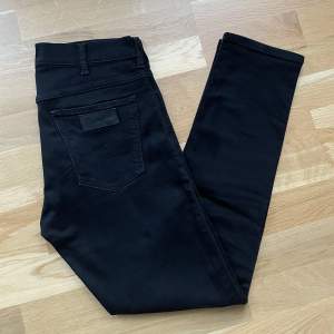 Svarta slim-fit Jeans från Wrangler. Bra skick. Storlek W30 L32. Köparen står för frakt🤝