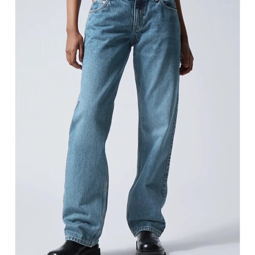 Jättefina jeans som ej passar mig 💕De är weekday Low arrow, vet it om det är samma färg som på första bilden men de är samma model ☺️ plagget har inga defekter och är som ny, nypris 550kr. Jeans & Byxor.
