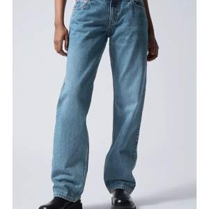 Jättefina jeans som ej passar mig 💕De är weekday Low arrow, vet it om det är samma färg som på första bilden men de är samma model ☺️ plagget har inga defekter och är som ny, nypris 550kr