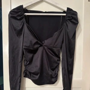 Festtopp - Säljer denna superfina fest toppen. Superbra skick och knappt använt då jag ej får användning av den