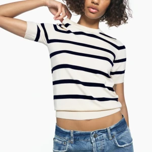 Randig baströja  - Jag säljer en randig baströja från zara. Den har bara används ett fåtal gånger!