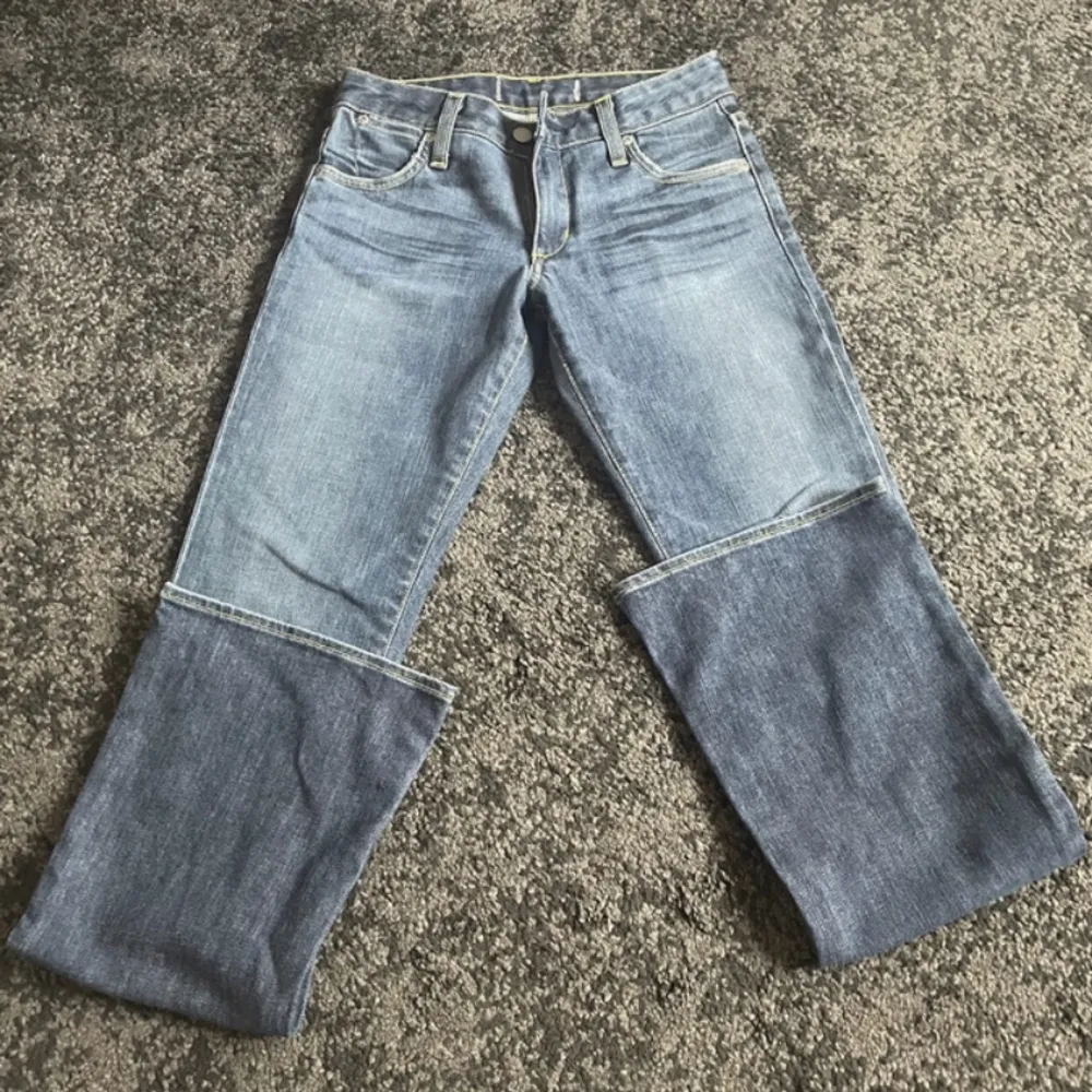 Säljer dessa skitsnygga lågmidjade jeans som jag köpt här på plick men som tyvvär var för små! säljer för 150 plus frakt💘pris kan diskuteras. Jeans & Byxor.