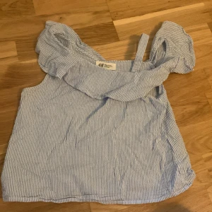 Blå, vit randig tröja  - Den är från H&M. Storlekn är 146. Åldern är 10-11Y