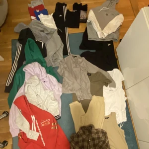 Klädder blandade storlekar från 164 - S  - Har vuxit ur mina klädder säljer nu: 8 hoodies, 6 t-shirts, 5 toppar, 1 kofta, 1 skjorta, 1 par träningsbyxor, 2 mjukisbyxor och 1 par mjukisshorts.  = totalt 25 plagg  1500 kr vid köp av allt. Styckförsäljning möjligt till annat pris.