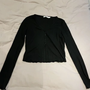 Tröja  - Tunn tröja med knappar upptill från nakd. Knappt använd! Skriv vid frågor eller intresse!🙌🏼