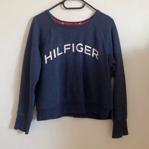 Hilfiger tröja - Tommy Hilfiger tröja  Mörblå  Stolek : S