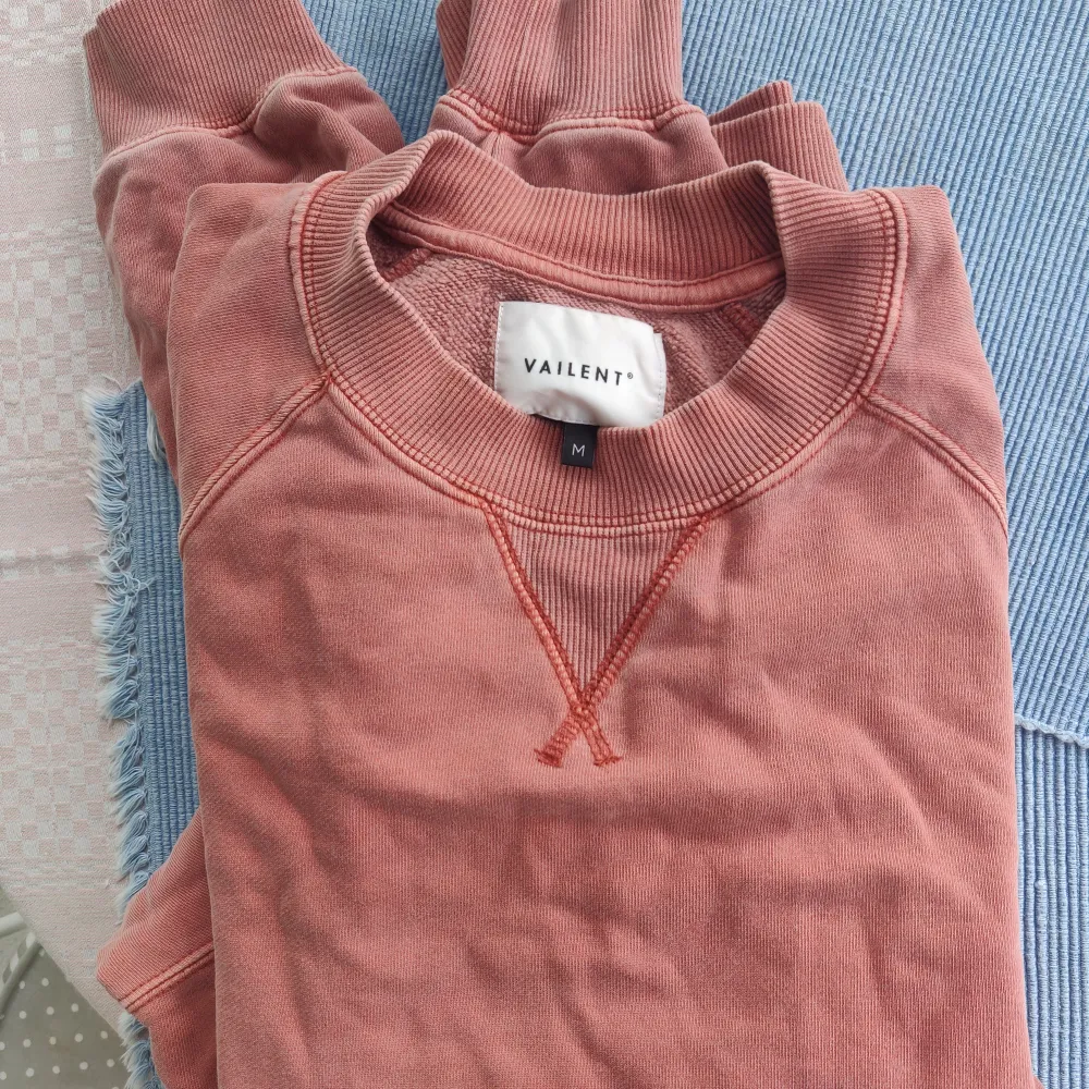 Asskön sweatshirt från vailent(Carlings).  Storlek medium sitter boxig och oversized.  Typ urtvättad/fadead 