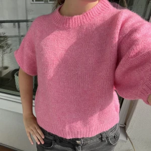 Rosa stickad tröja - Säljer en superfin stickad tröja som är kortärmad med mjukt och skönt material💕💅🏻 tröjan är även i ett jättebra skick! Nypris: 499kr