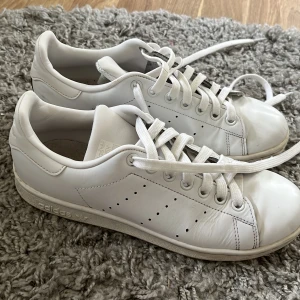 Adidas Stan Smith sneakers 38 2/3 - Vita Adidas sneakers i modellen Stan Smith. Använda men i bra skick! Storlek 38 2/3