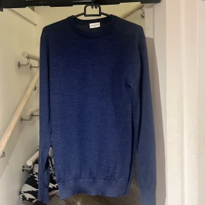 John Henric tröja  - Väldigt snygg tröja i blå färg. Inte använd eftersom den var för liten för mig. Nypris 1700