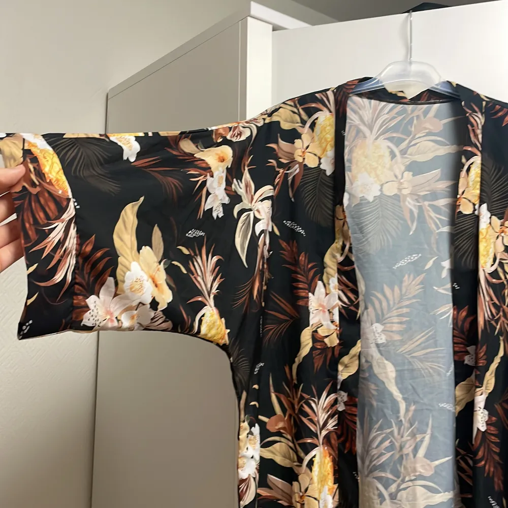 Jättehärlig kaftan i blommig design. Den är i standard storlek och helt ny. Passar perfekt till en semester eller en varm sommarkväll☀️. Blusar.