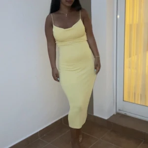 Gul klänning från zaea - Slip on klänning