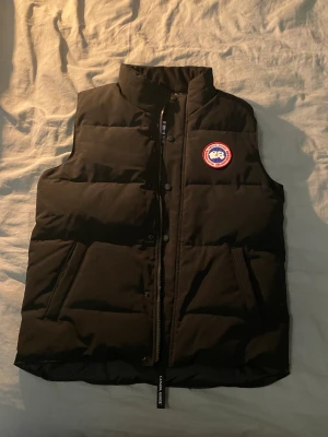 Canada goose väst - Canada goose väst. Helt ny. Andvänd en gång. Osäker på om den är äkta. Påse medföljer vid köp.