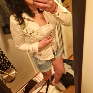 Tunn kavaj  - Äggvita med broderad blomma 