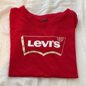 Röd Levis t-Shirt i väldigt bra skick. Den är använd endast 1 gång och helt ny. Är dock lite skrynklig från att ha suttit i garderoben fast det går bort i tvätten. Säljs pga att den aldrig kommer till användning💗⚡️