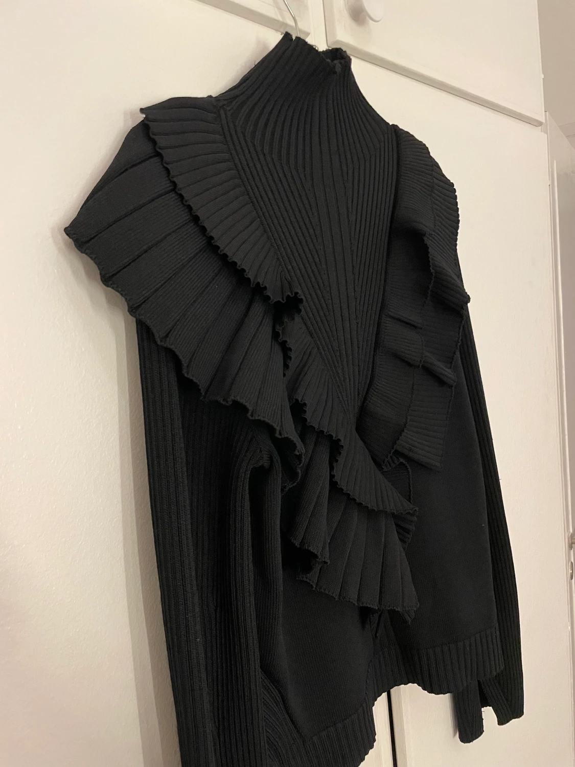 Stickad tröja med volanger  - 90