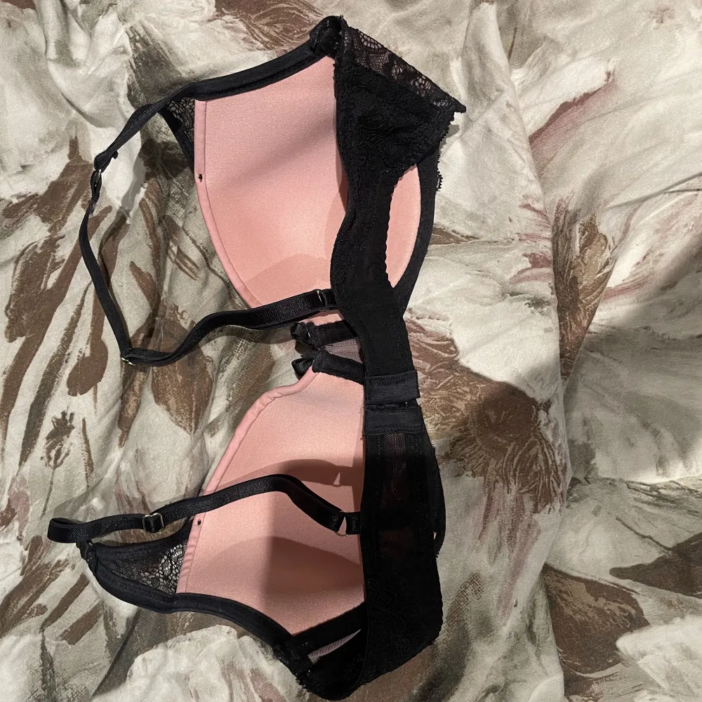 Säljer en Hunkemöller bh som jag köpte för flera år sen men aldrig använt och nu passar den inte längre, super fint skick därefter. 200+ frakt mer frågor så är det bara fråga!💗. Övrigt.