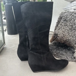 Svarta Boots - Ett par svarta boots från Vagabond i storlek 37 🖤andvända i bra skick! (nypris ca 2000kr)