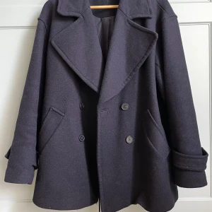 Kappa - Säljer min fina marinblå korta kappa från ellos. Jättefin nu till hösten! I storlek 38 men passar nog även 36 och 40 beroende på hur man vill att den sitter💗