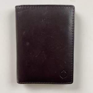 Mörkbrun läderplånbok med 6st kortfack och en sedelficka.