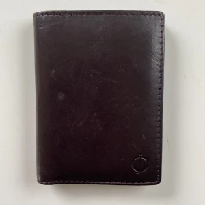 Plånbok - Mörkbrun läderplånbok med 6st kortfack och en sedelficka.