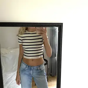 Säljer denna tighta croppade t-shirt från Zara som jag köpte för ett år sen, inte jätte använd så väldigt fint skick💕den är i medium med sitter perfekt på mig som vanligtvis har small på toppar