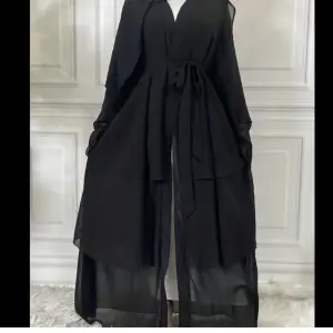 Svart abaya.  Oanvänd, för kort på mig.  Längd 140 cm 