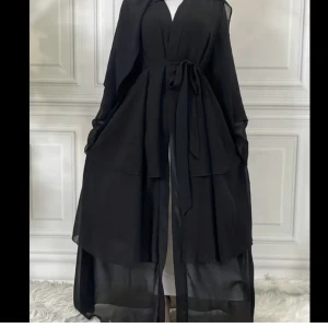 Svart abaya - Svart abaya.  Oanvänd, för kort på mig.  Längd 140 cm 