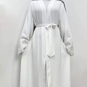 . Abaya i vit, jättefin med superfina detaljer. Känns lyxig.  Oanvänd, för kort på mig.  Längd 140 cm 