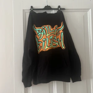 Billie Eilish merch  - Billie Eilish hoodie från bershka, bra skick men använd. Storlek M 