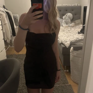 Klänning - Satinklänning från H&M i storlek 32 men skulle säga att den sitter som S🫶🏼