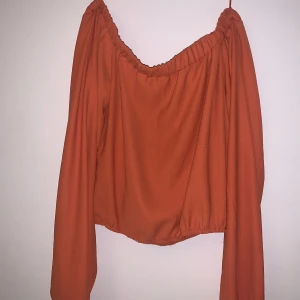 Topp Off-shoulder - Topp ifrån BikBok, använd ett fåtal gånger