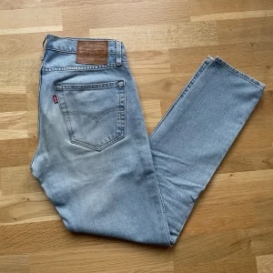 Levi’s 512 - Ljusblå Levi’s 512 jeans. Bra skick, storlek W30 L32. Köparen står för frakt🤝