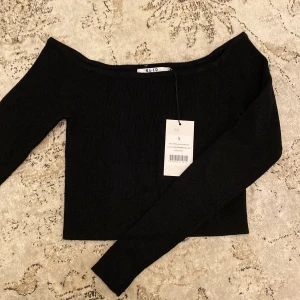Helt ny stickad magtröja offshoulder - Köpt från nakd, storlek S stickad 