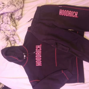 Hoddrich dress - Sick 10/10  Bara använd ca 3 gånger och nu bara ligger runt  Om du inte vill ha hela dressen gå in på mit konto du kan hitta byxorna/hoodie