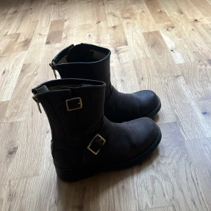 Skor - Halv låga Johnny bulls i storlek 36