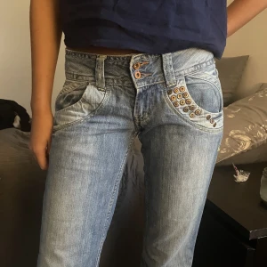 Lågmidjade jeans - Säljer dessa så snygga lågmidjade bootcut jeansen! Köpta secondhand💕 fint skick! Midjemåttet-41 cm (mätt platt) Innerbenslängden-81 cm Hela längden- 103 cm