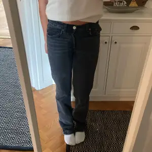 Säljer dessa jeans från zara som är långa på mig som är 165! 