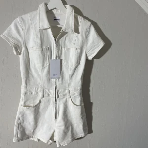 Jeans jumpsuit Bershka - Jättecool men har aldrig vågat använda, prislapp kvar. Köpt för 429kr