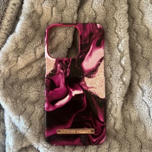 Mobilskal iPhone 13 PRO - Säljer mitt fina mobilskal från Ideal of sweden eftersom jag har alldeles för många mobilskal, för en IPhone 13 PRO 💕💕 skalet är i väldigt fint skick!!💕 Nypris 299kr, mitt pris 70kr!!