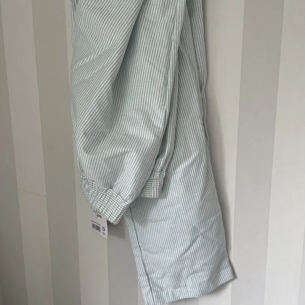Helt nya byxor från Djerf avneue, breezy pants i grönrandigt 🧚🏼 Super gullig o bekväma!. Jeans & Byxor.