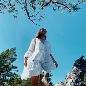 Underbar sommarklänning  - Plagget som får dig att känna dig som en flowig Queen. En härlig och bekväm helvit  sommarklänning från Zara.   Fungerar både till vardags och till fest. Har använt plagget som både klänning och tröja till ett par jeans med klack.  Väldigt fint skick. 