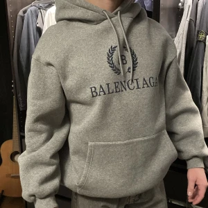 Balenciaga hoodie - Hoodie från Balenciaga som endast är använd en gång, alltså helt i nyskick! Är i storlek small men är oversized i modellen.