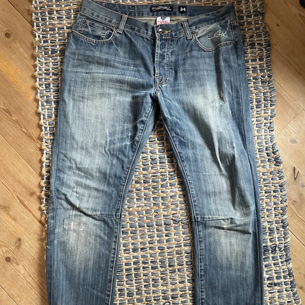 Jag säljer mina äkta Vintage Ed Hardy jeans då jag tyvärr inte fått användning för dom och nu vill rensa min garderob, de är bara att skriva för frågor eller fler bilder🩷🩷. Jeans & Byxor.