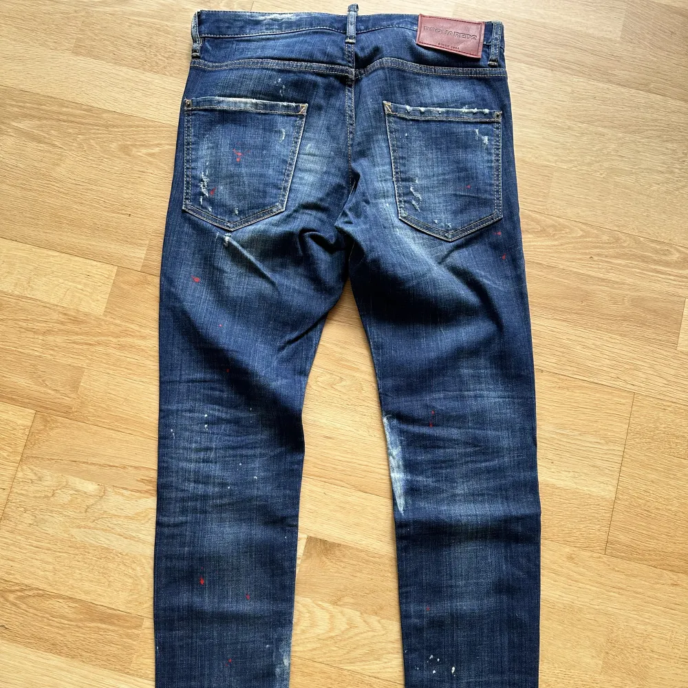 Ett par dsquared jeans med snygga detaljer. Strl 46 i italiensk storlek.. Jeans & Byxor.