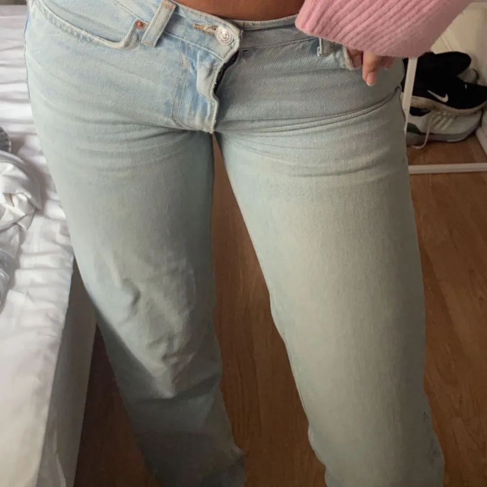 Lågmidjade jeans från Ginatricot, de är använda en del så skulle säga att de är en 34-36 i passform numera 💕är 1,64 cm som referens  . Jeans & Byxor.