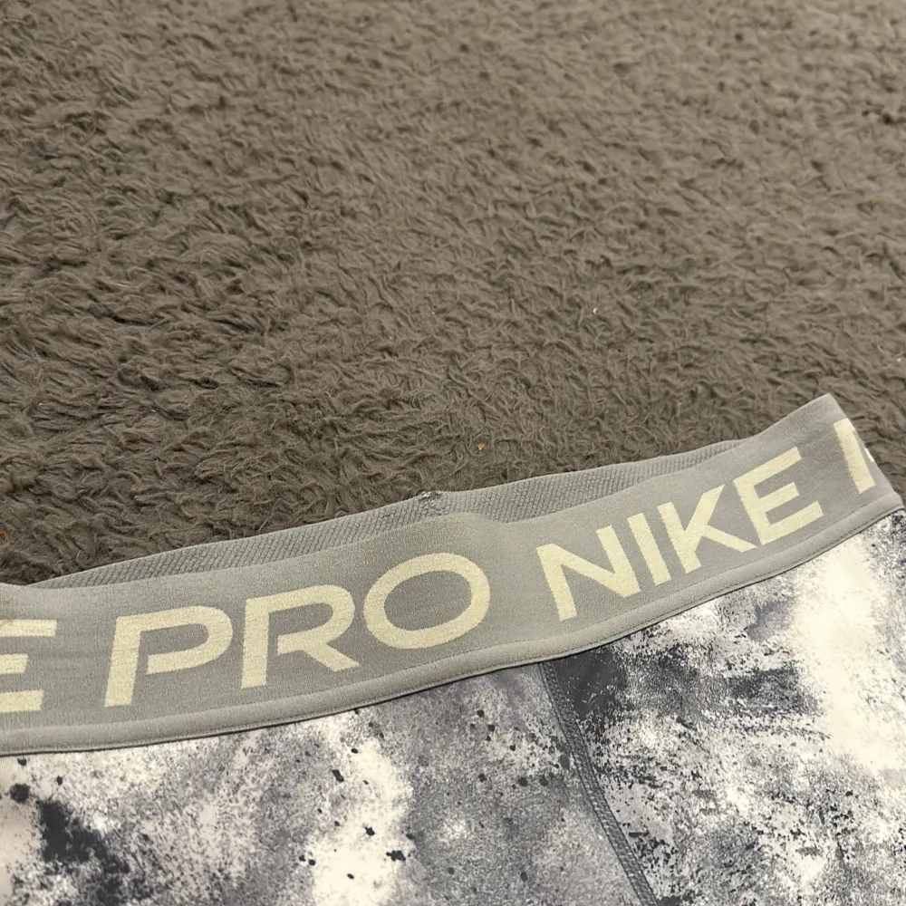 Nike pro träningsshorts i mycket bra skick, lappen är avklippt pga skav och en väldigt liten fläck på ena E:et ( skriv för närmare bild ). . Shorts.