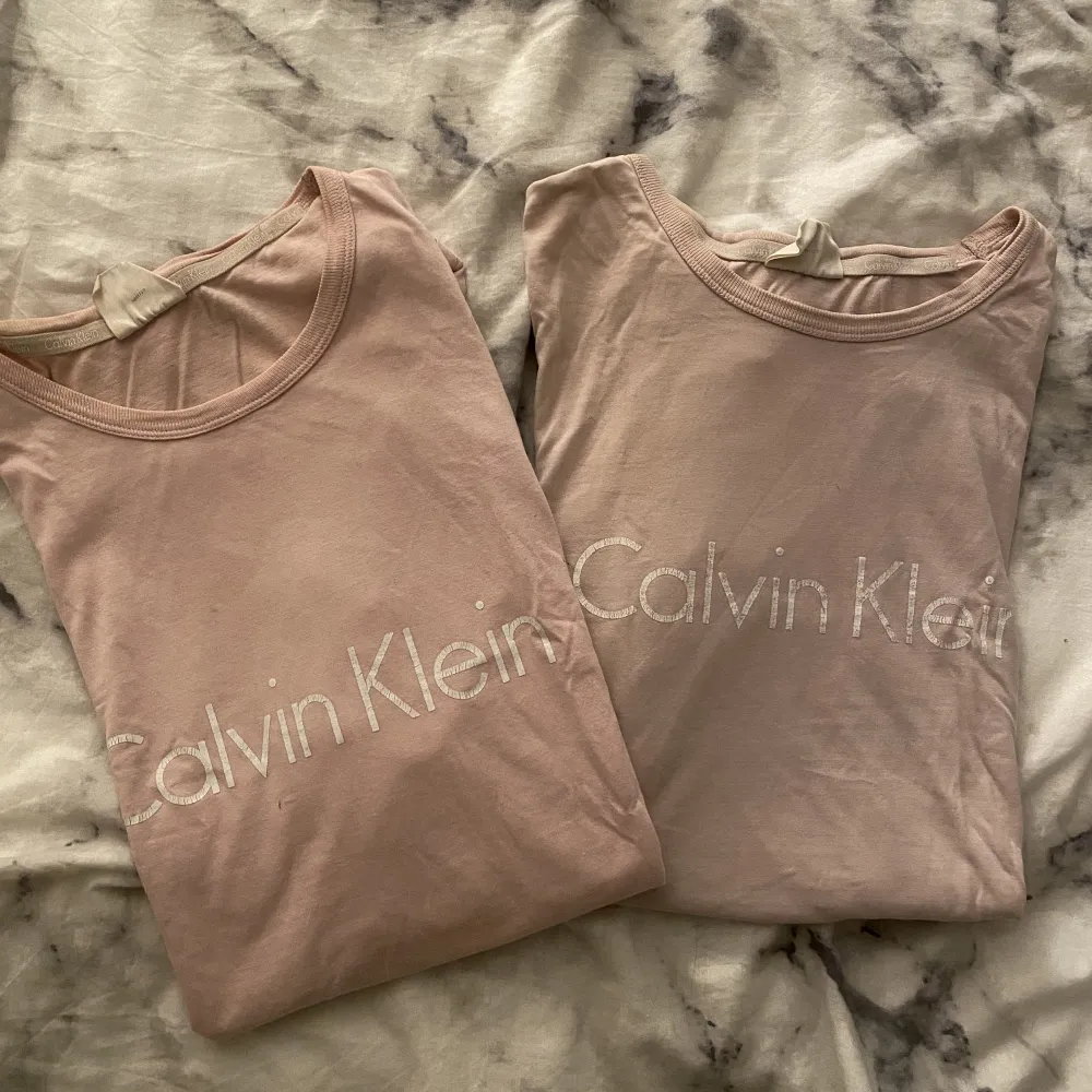 2 stycken Ljusrosa Calvin Klein tröjor, 50 kr för båda tillsammans . T-shirts.